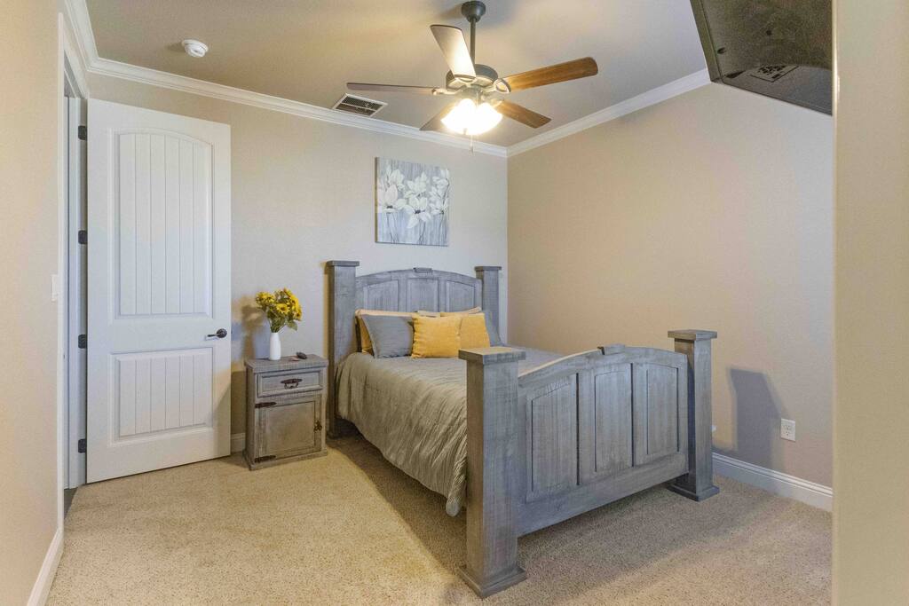 Bedroom 3: Rest and rejuvenation await in this queen bedroom with an adjustable bed, tailored for a perfect night's sleep. - Luxe Retreat: Pool, Hot Tub, Jacuzzi, EV Charger - Granbury