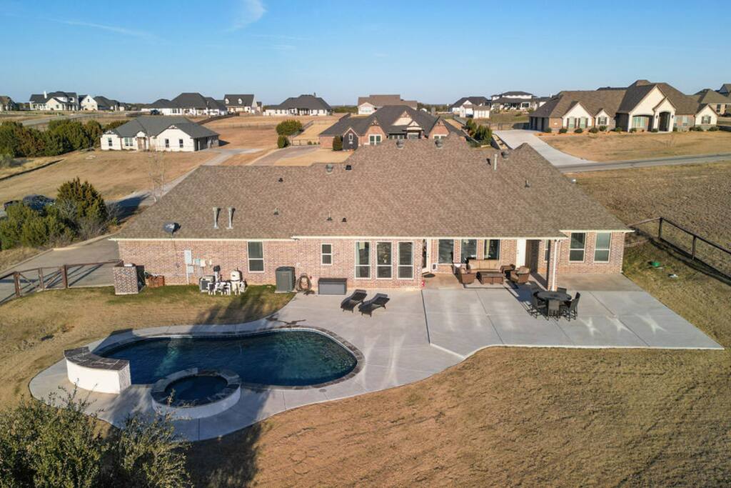 From the gentle embrace of the spa to the expansive freedom of green space, our outdoor area is a testament to luxury and tranquility - Luxe Retreat: Pool, Hot Tub, Jacuzzi, EV Charger - Granbury