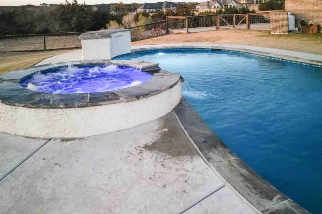 Luxe Retreat: Pool, Hot Tub, Jacuzzi, EV Charger - Granbury