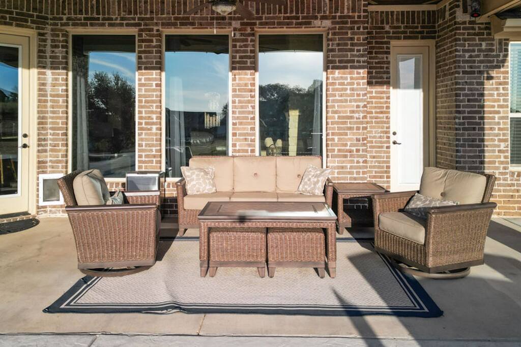 Embrace the open air on our luxurious patio furniture, an ideal perch for morning reflections or evening soirees - Luxe Retreat: Pool, Hot Tub, Jacuzzi, EV Charger - Granbury