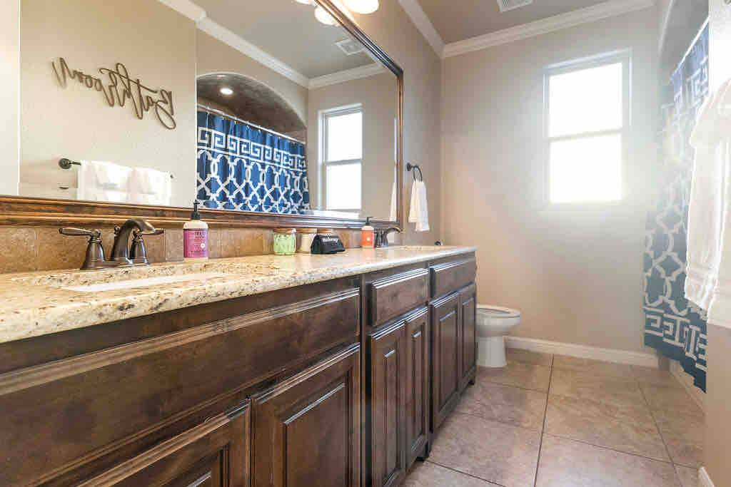 Luxe Retreat: Pool, Hot Tub, Jacuzzi, EV Charger - Granbury