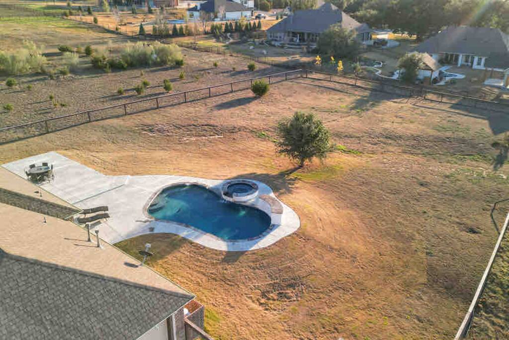 Luxe Retreat: Pool, Hot Tub, Jacuzzi, EV Charger - Granbury
