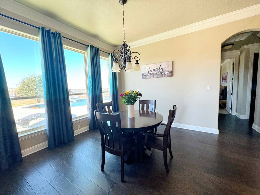 Luxe Retreat: Pool, Hot Tub, Jacuzzi, EV Charger - Granbury