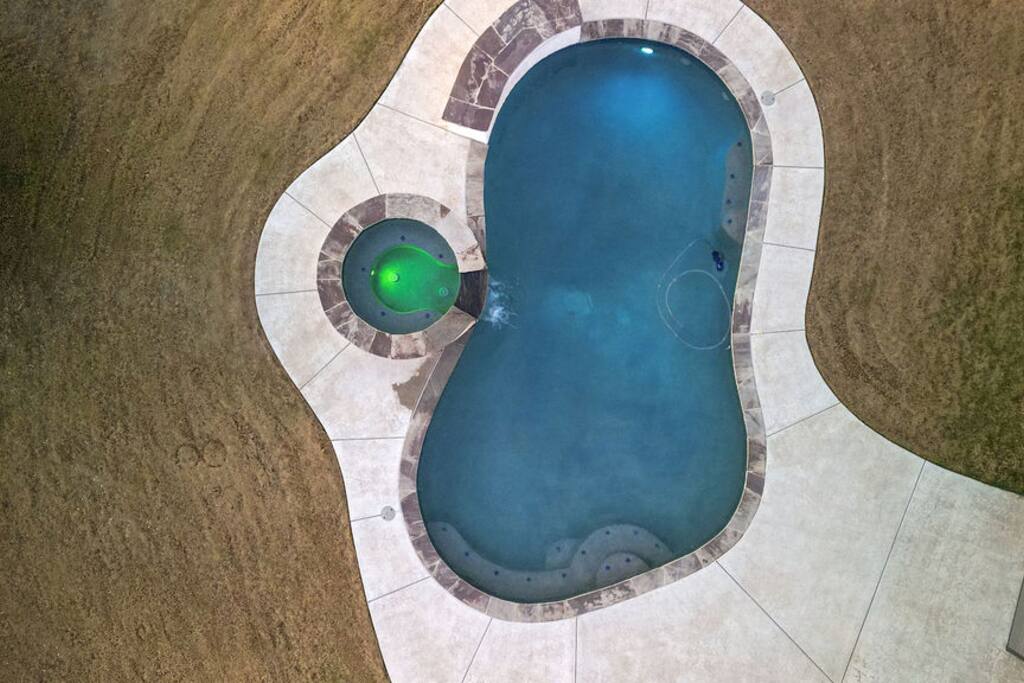 Luxe Retreat: Pool, Hot Tub, Jacuzzi, EV Charger
