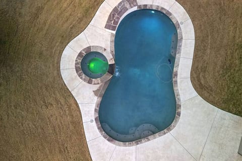 As the evening sets in, our spa becomes an illuminated haven of tranquility, perfect for soothing soaks under the stars