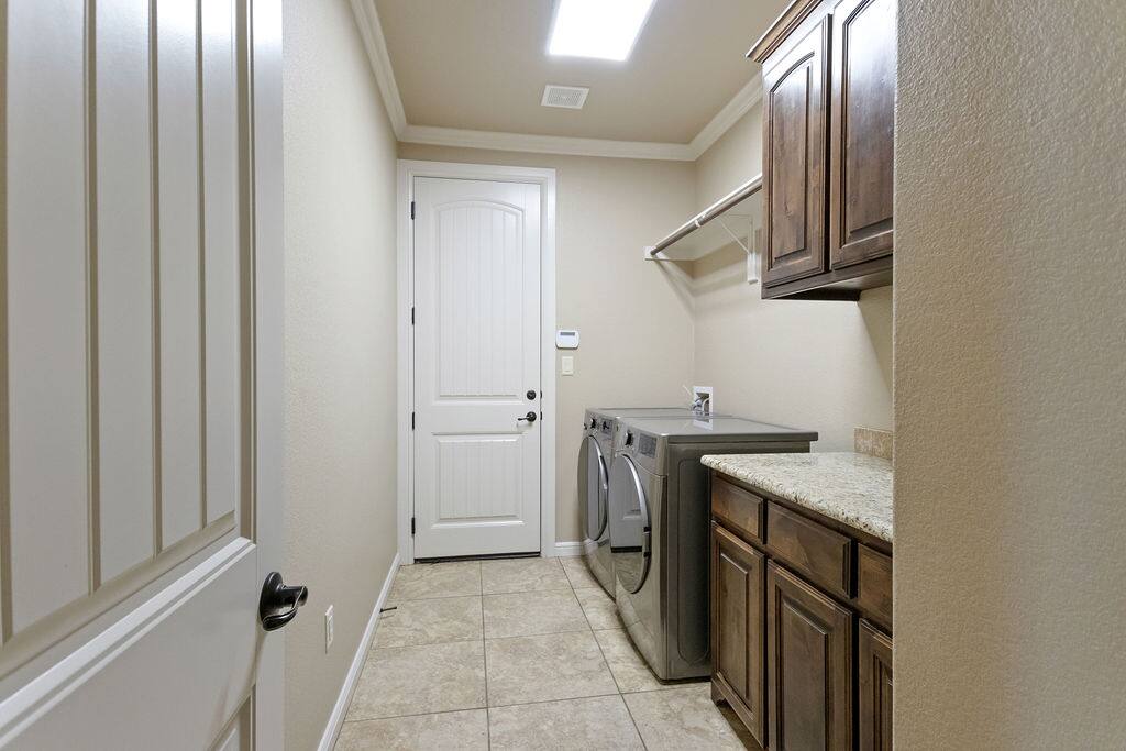 Our full size washer and dryer fully equipped with unlimited laundry supplies.  - Luxe Retreat: Pool, Hot Tub, Jacuzzi, EV Charger - Granbury