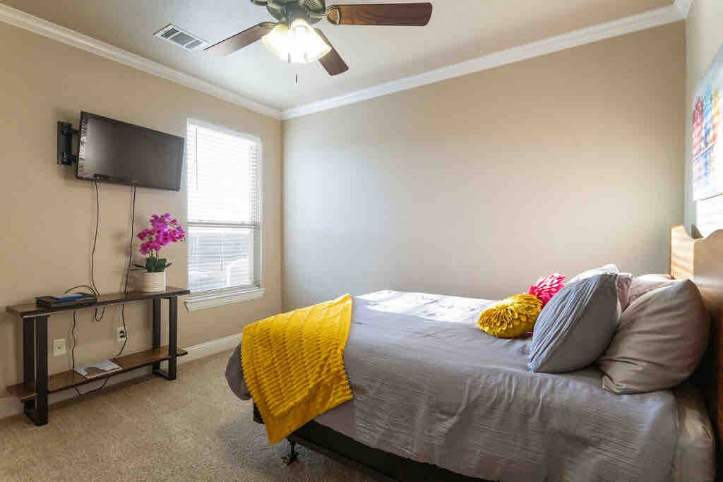 Luxe Retreat: Pool, Hot Tub, Jacuzzi, EV Charger - Granbury