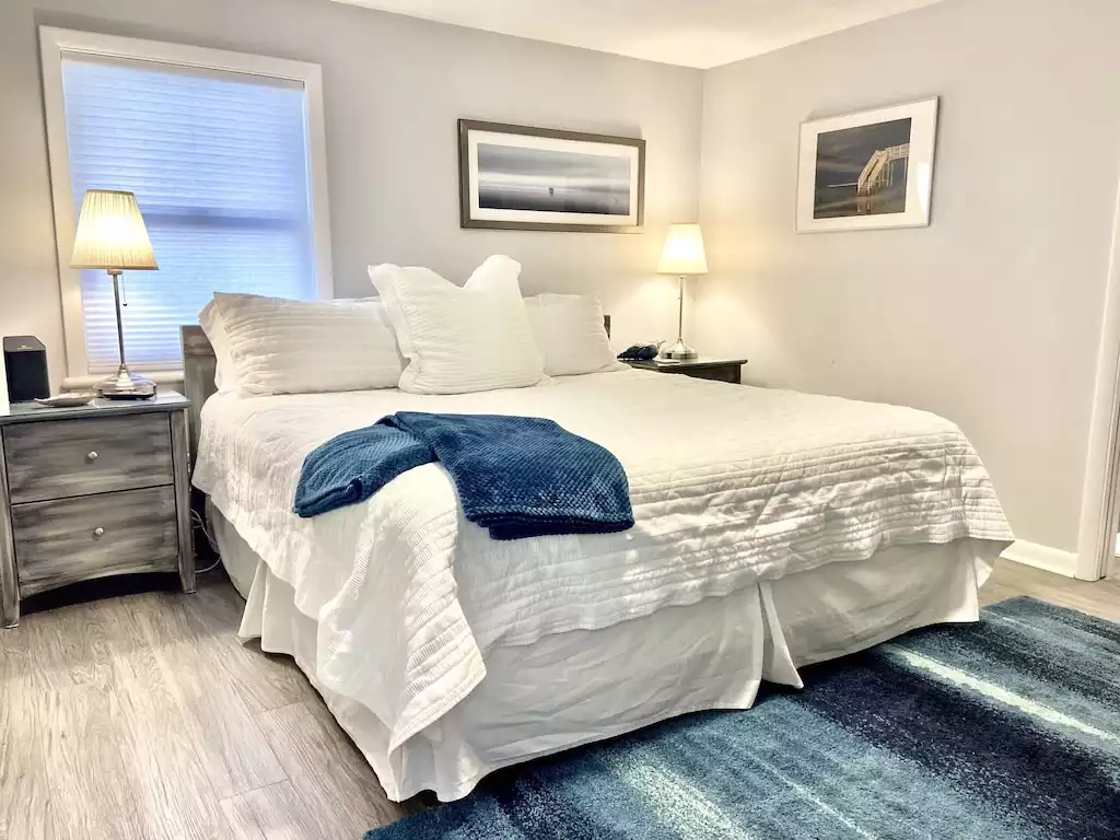King Master Suite with Flat screen TV King Master Suite with Flat screen TV - Bay Breeze Retreat - Virginia Beach