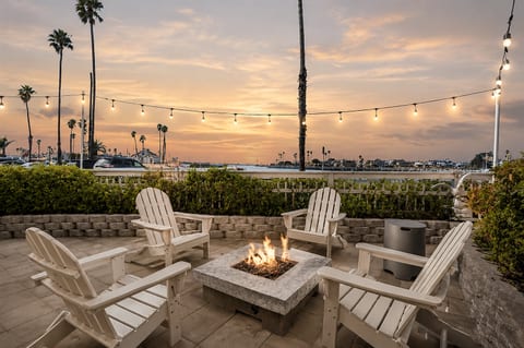Outdoor Oasis: Unwind by the firepit with stunning sunset views over the beach. Perfect for gatherings!