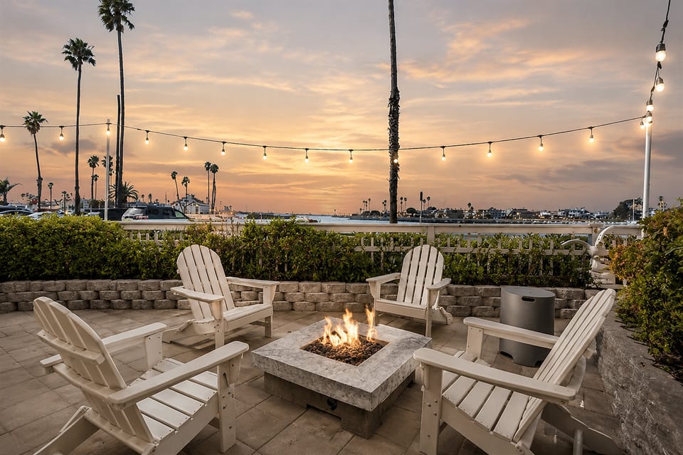 Outdoor Oasis: Unwind by the firepit with stunning sunset views over the beach. Perfect for gatherings!