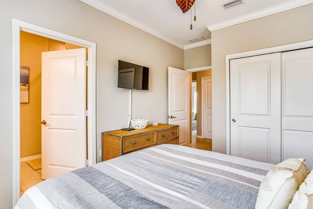 Upstairs queen bedroom with streaming TV. Upstairs queen bedroom with streaming TV. - Paradise Found! - Perdido Key