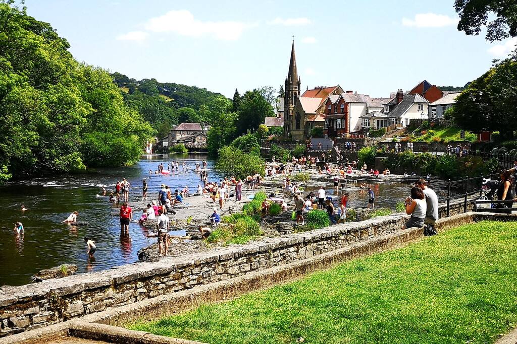 Llangollen town down by the River Dee - 10mins via car/taxi/bus or a scenic ride on the steam railway