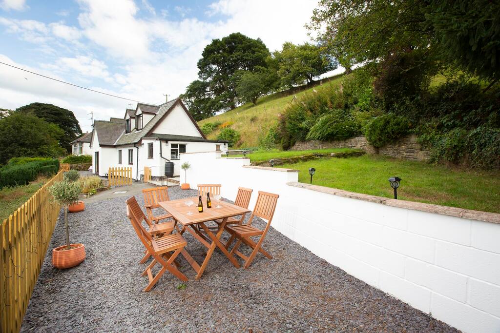 hillside-cottage-with-epic-views-near-llangollen/
