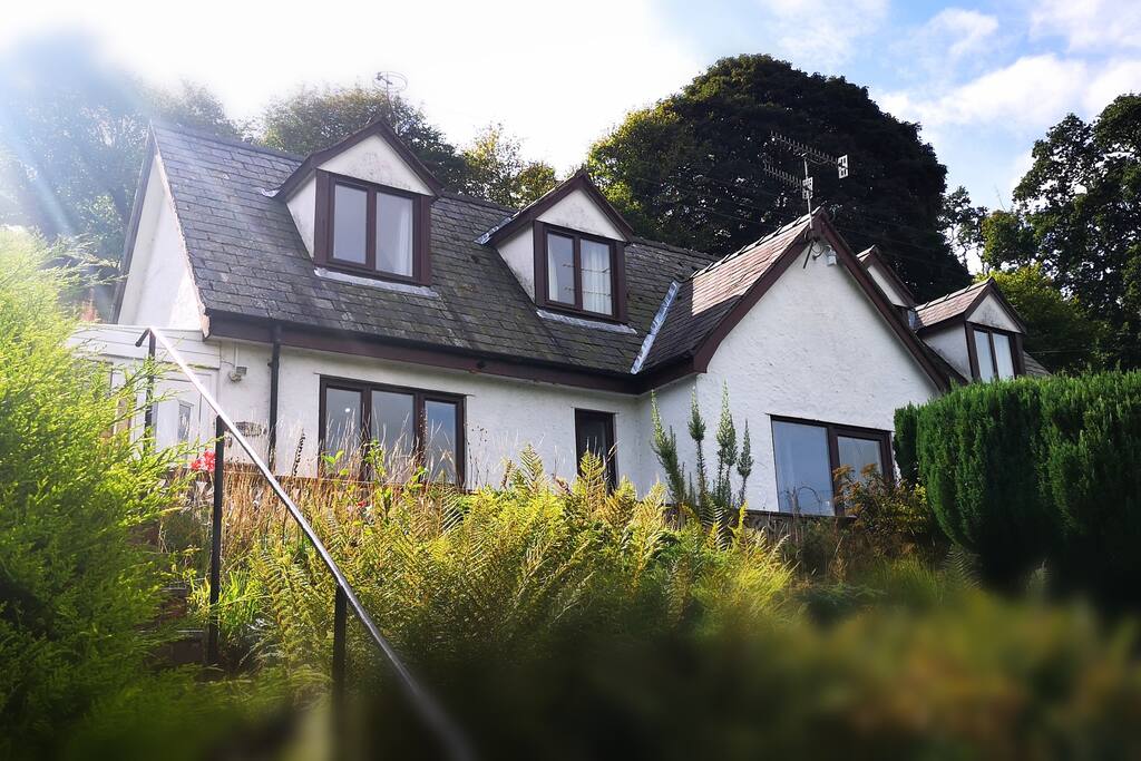 hillside-cottage-with-epic-views-near-llangollen/
