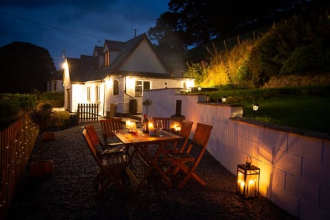 Hillside Cottage with epic views near Llangollen