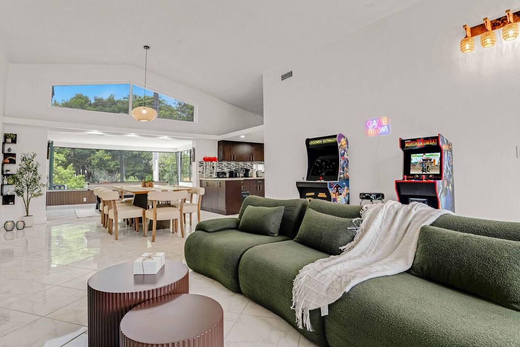 waterfront-house-arcades-tiki-and-firepit-golf/