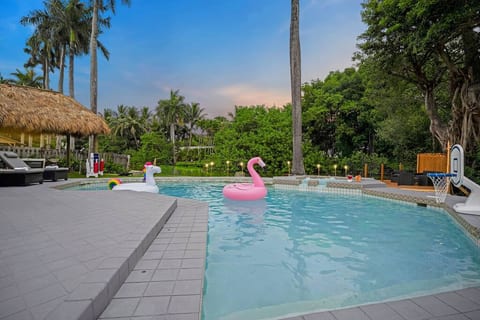 Waterfront House - Arcades, Tiki & Firepit, Golf