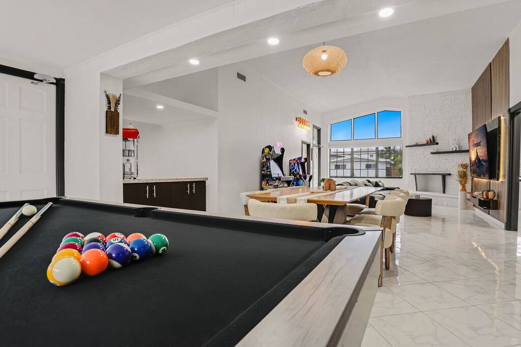 waterfront-house-arcades-tiki-and-firepit-golf/