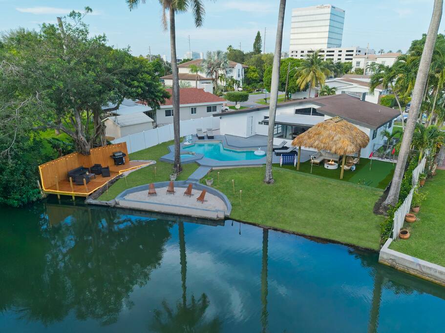 waterfront-house-arcades-tiki-and-firepit-golf/