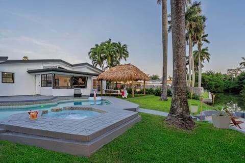 Waterfront House - Arcades, Tiki & Firepit, Golf