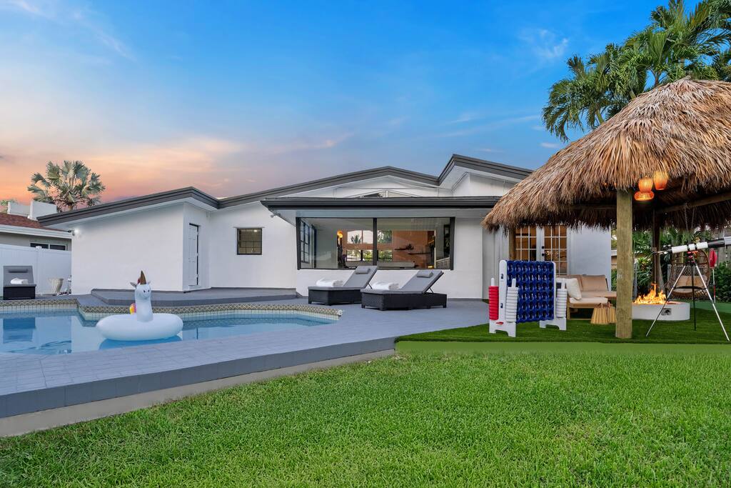 waterfront-house-arcades-tiki-and-firepit-golf/