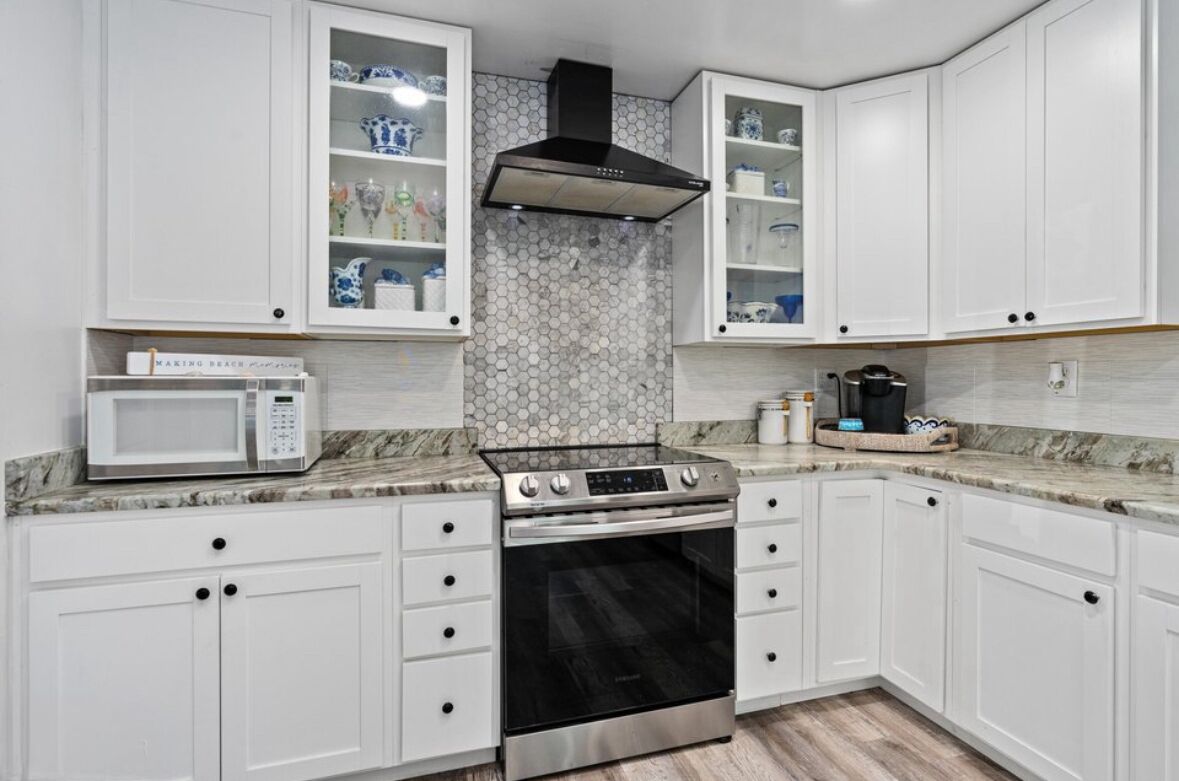 Daytona Poolside Oasis w/ Guest Cottage 2 Blocks from Beach