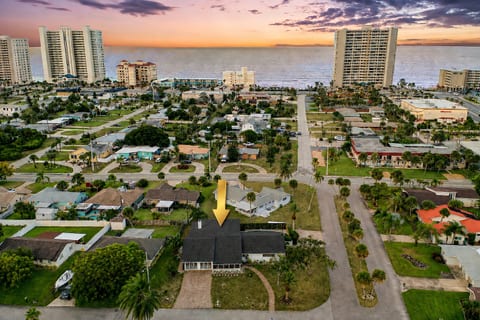 Daytona Poolside Oasis w/ Guest Cottage 2 Blocks from Beach