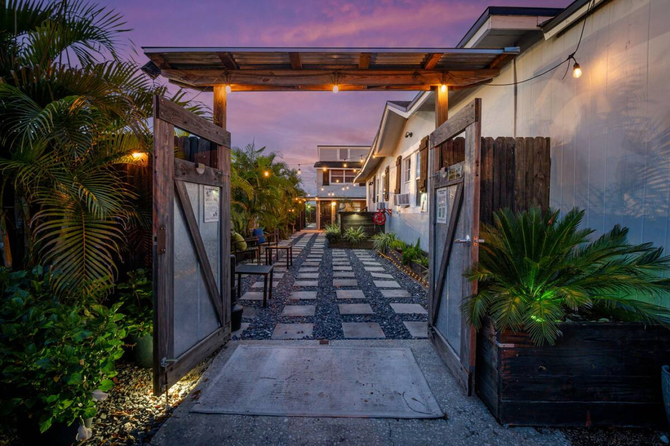 private-deck-*-pet-friendly-*-spacious-courtyard/