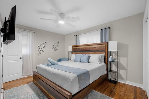 December Atlanta Stay | King Bed + Free Parking image 3