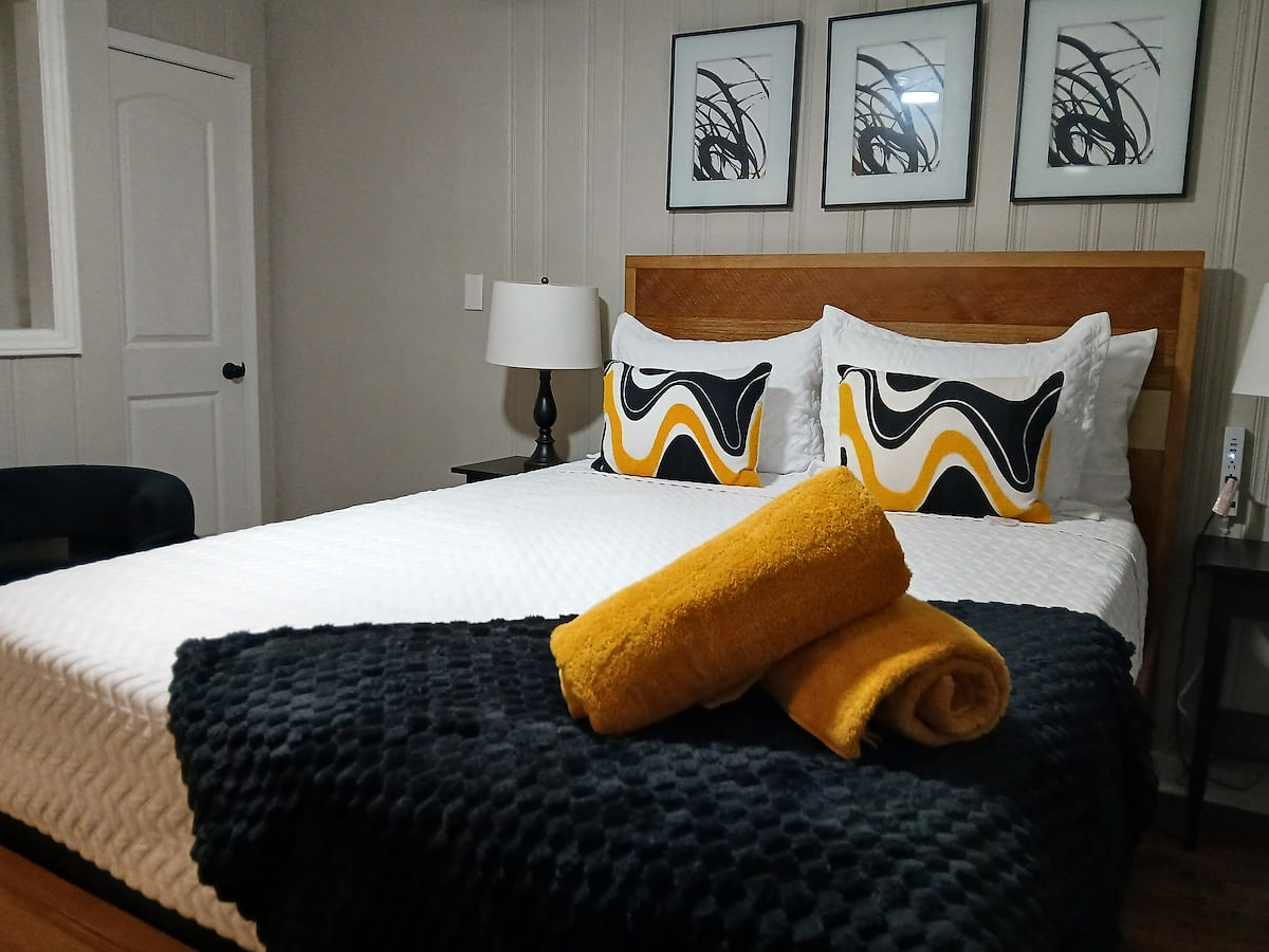 Style Meets Comfort 
Queen bed comes with its own: 
• Work Desk
• Dresser
• Closet space  
• Roku TV
• Side Tables w/USB & Type C outlet ports
• Side Lamps 
•  Ceiling Fan
