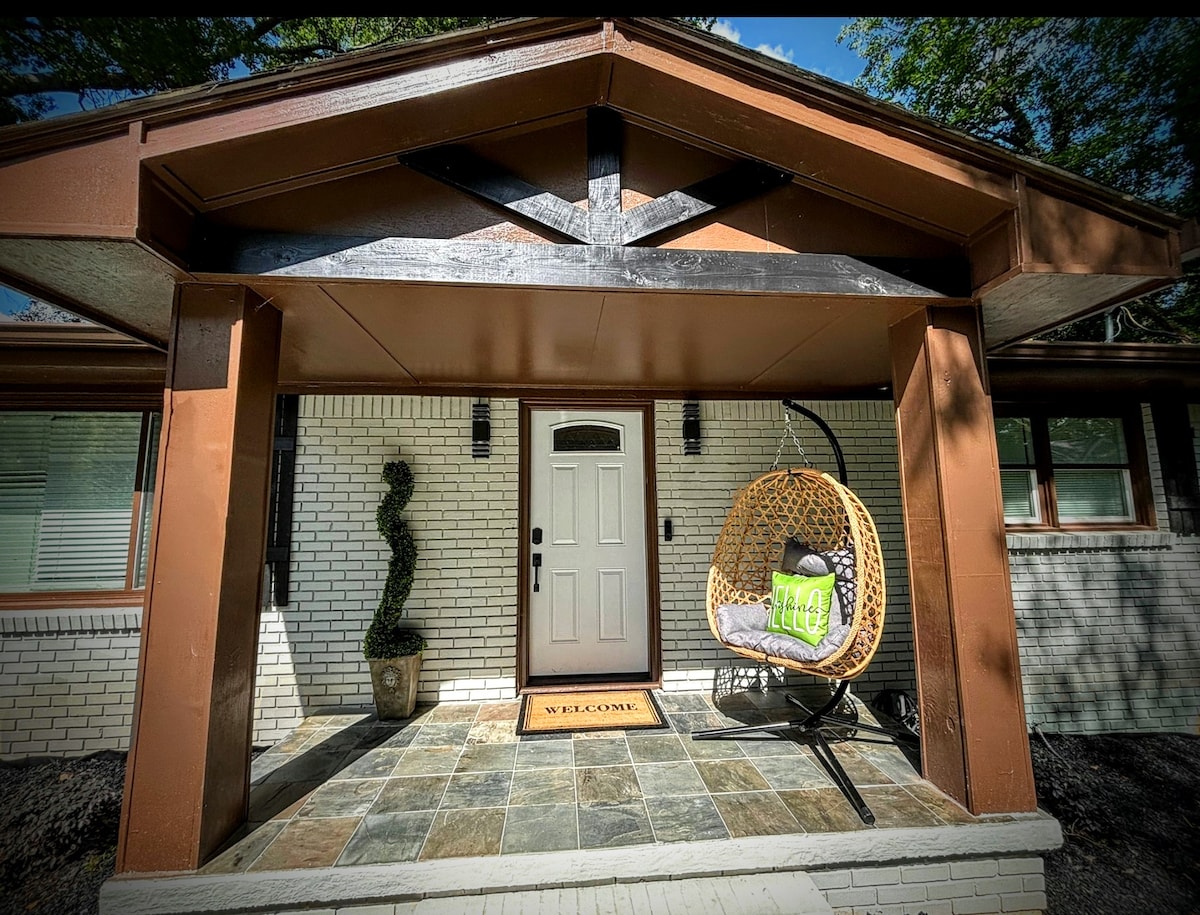 Your Stay Begins Here
Where every moment feels a little more special, starting right at the front door. It’s the perfect spot to sip your morning coffee, read a good book, or unwind after a day of exploring. This is your first taste of comfort.