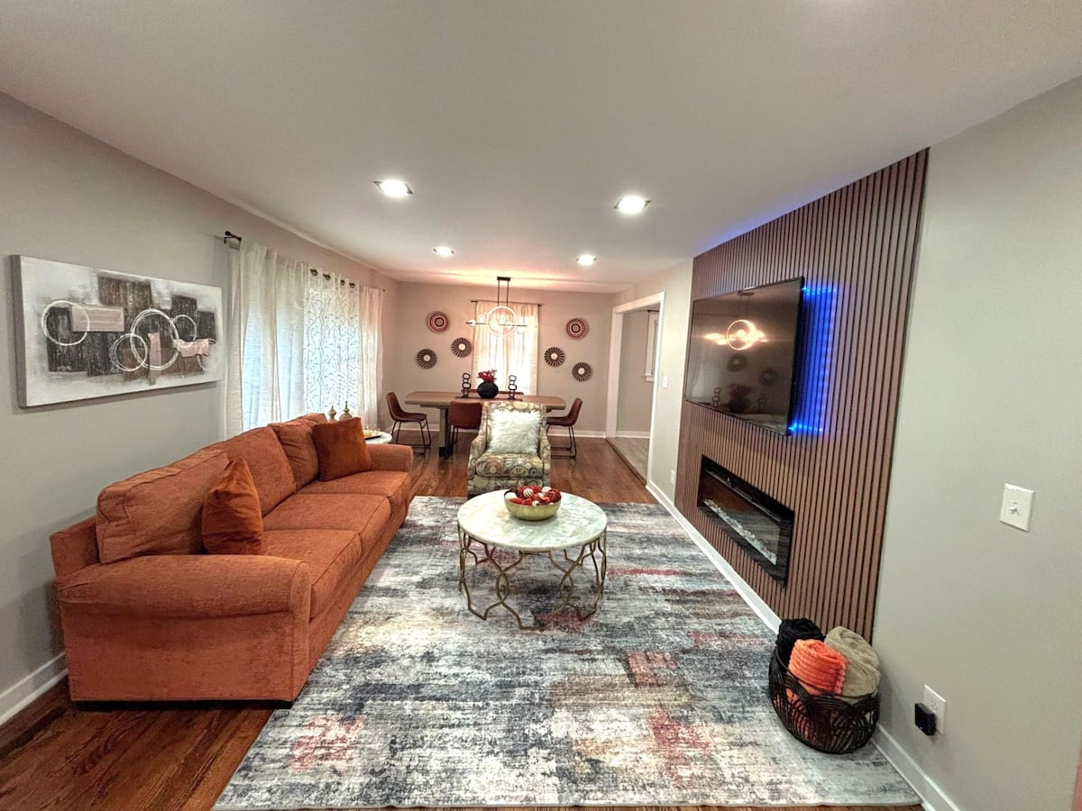 Chill & Connect,
Natural light by day, back-lit Smart TV by night. Snuggle up for your favorite shows or movie marathons, roll out the yoga mat, or dive into game night. Crafted for cozy moments and unforgettable time together.