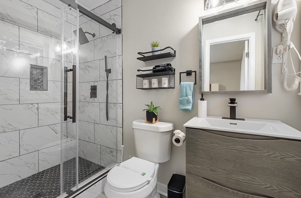 December Atlanta Stay | King Bed + Free Parking image 18