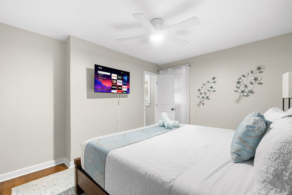 December Atlanta Stay | King Bed + Free Parking image 16
