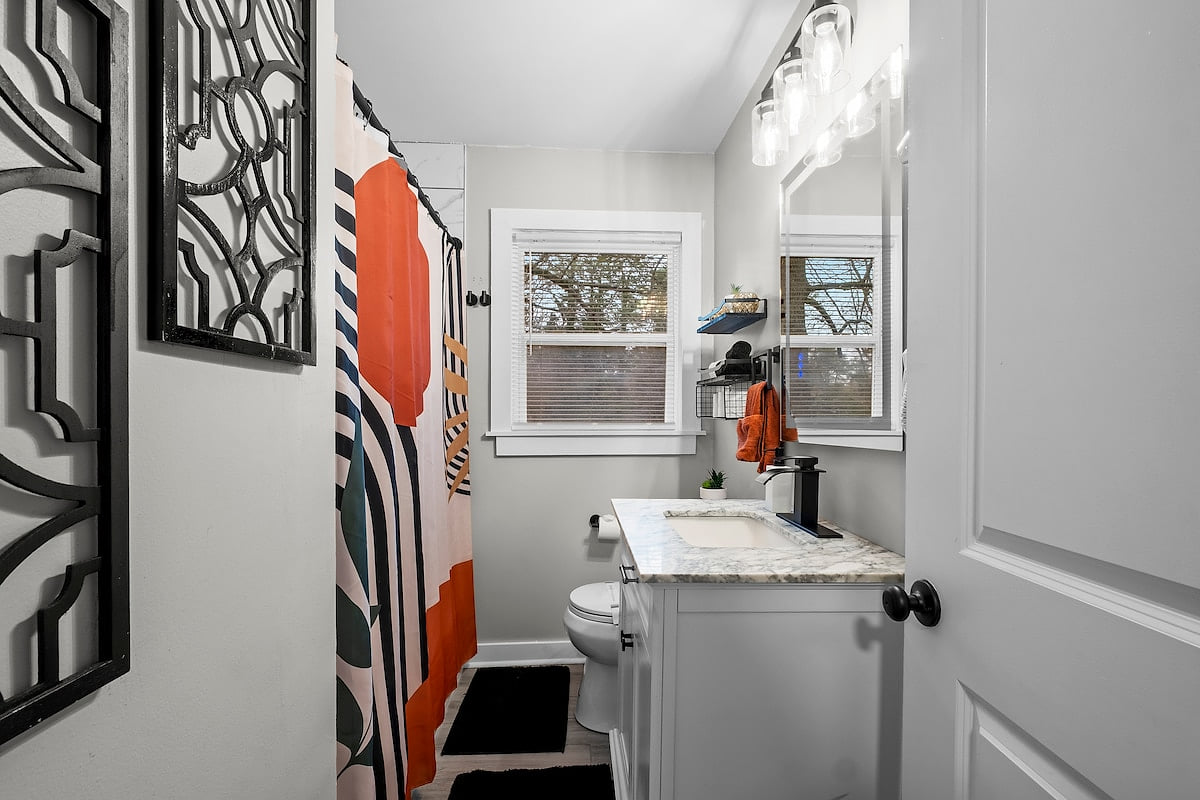 December Atlanta Stay | King Bed + Free Parking image 12