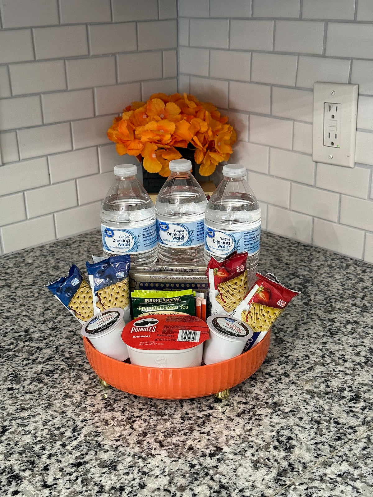 Long day? We’ve got you. 
Hydration, snacks, and a tray that whispers, “You’re in good hands.” Because settling in should feel effortless, and a little indulgent.