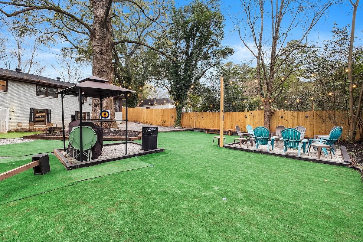 December Atlanta Stay | King Bed + Free Parking image 27