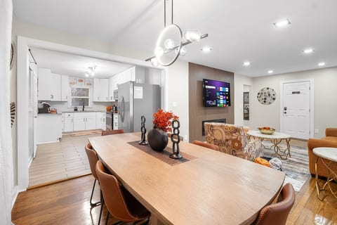Dine in Style – Comfy seating for 6 with modern pendant lighting and natural light all around.