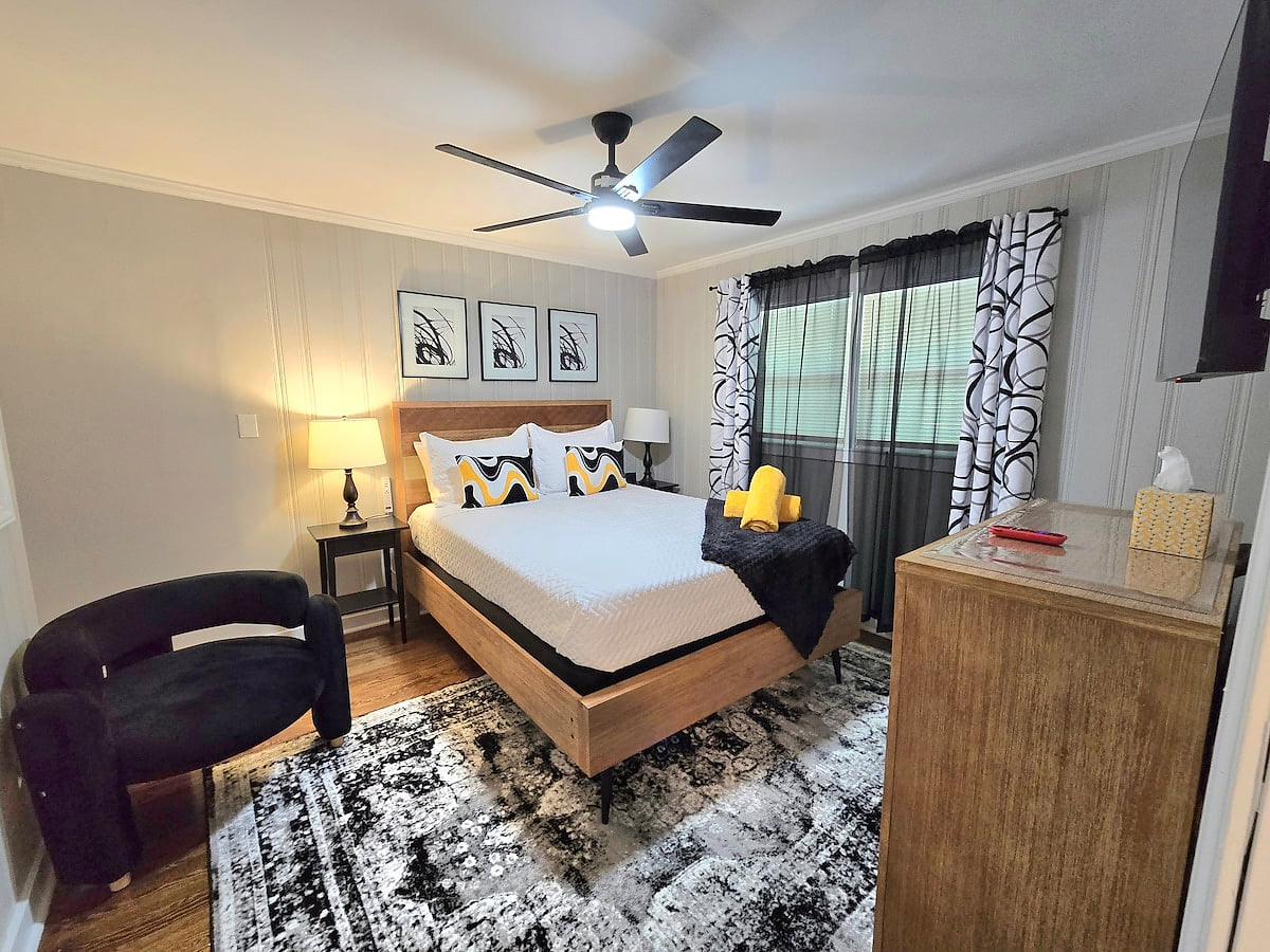 December Atlanta Stay | King Bed + Free Parking image 9