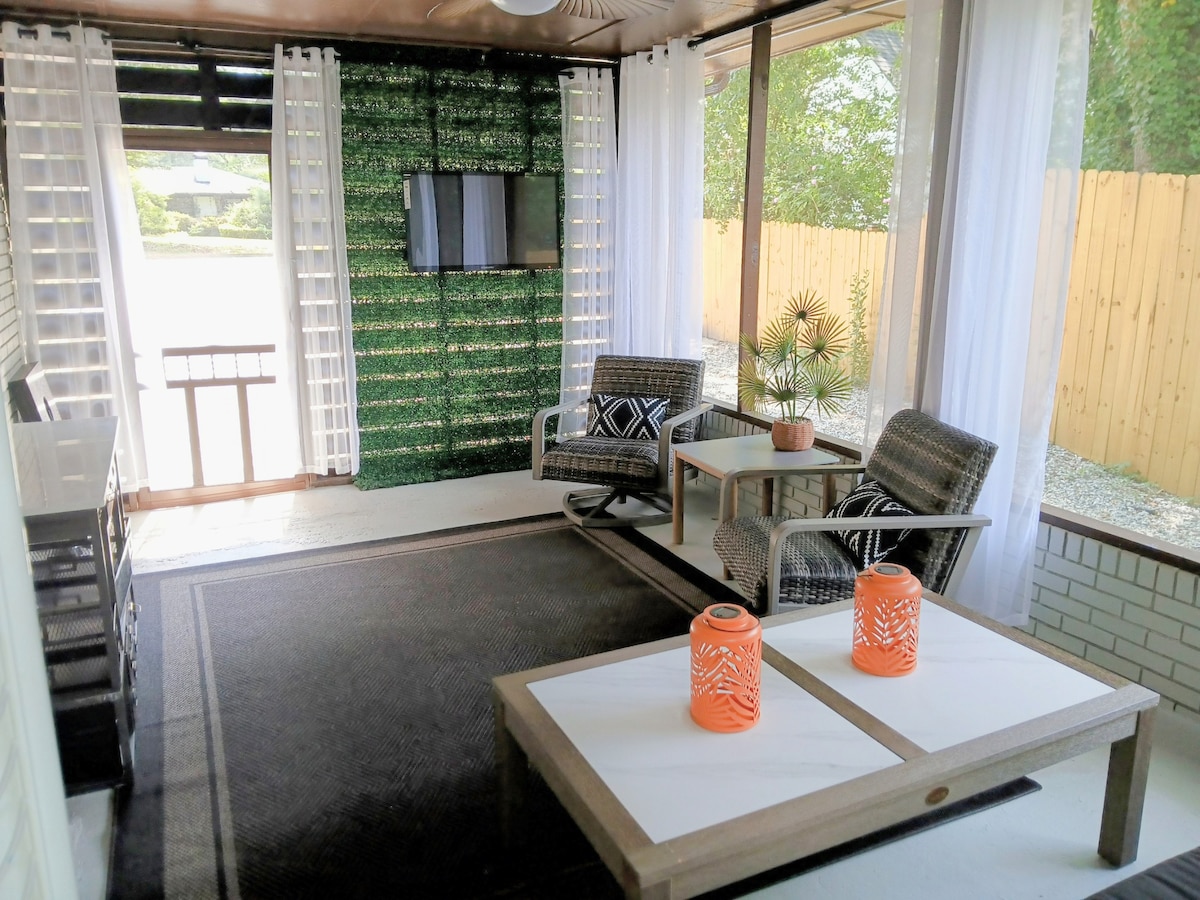 Screened-In & Chill Mode: Engaged
Smart TV, plush seating, bar-height table, and ceiling fan, your cozy corner for lounging, streaming, or sipping something cold while the breeze rolls through.