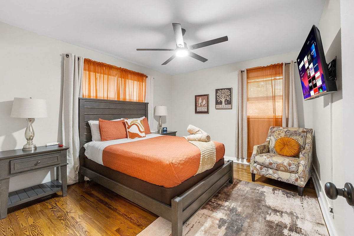 December Atlanta Stay | King Bed + Free Parking image 14