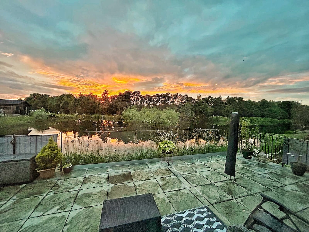 Lakeside Lodge Retreat + Roof Deck | - 6+ nights