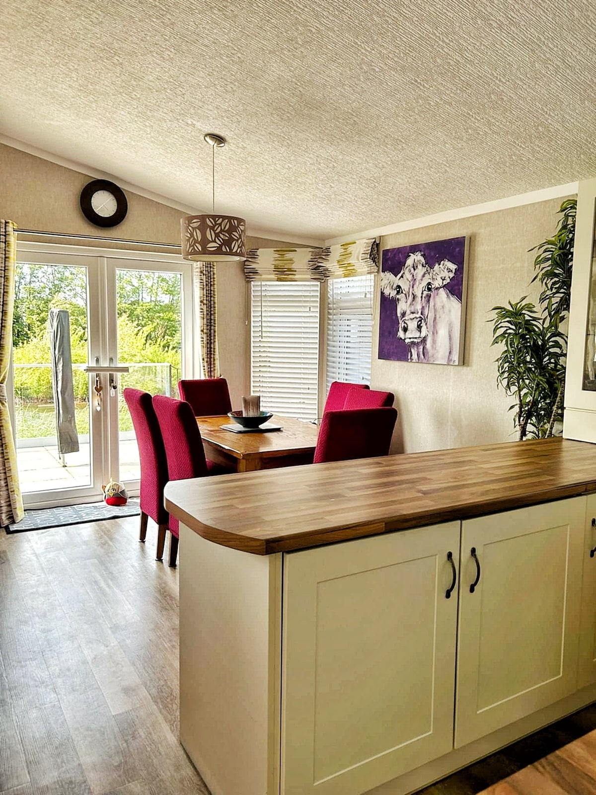 Lakeside Lodge Retreat + Roof Deck | - 6+ nights