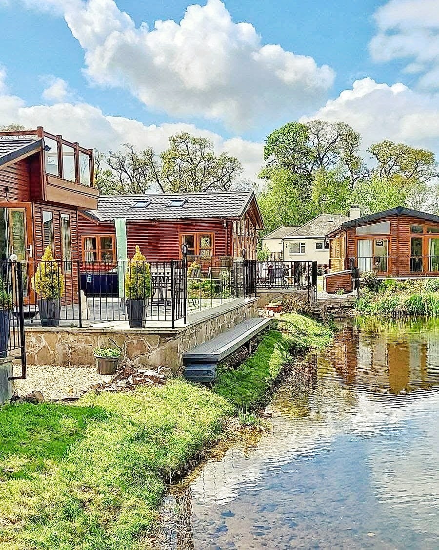 Lakeside Lodge Retreat + Roof Deck | - 6+ nights