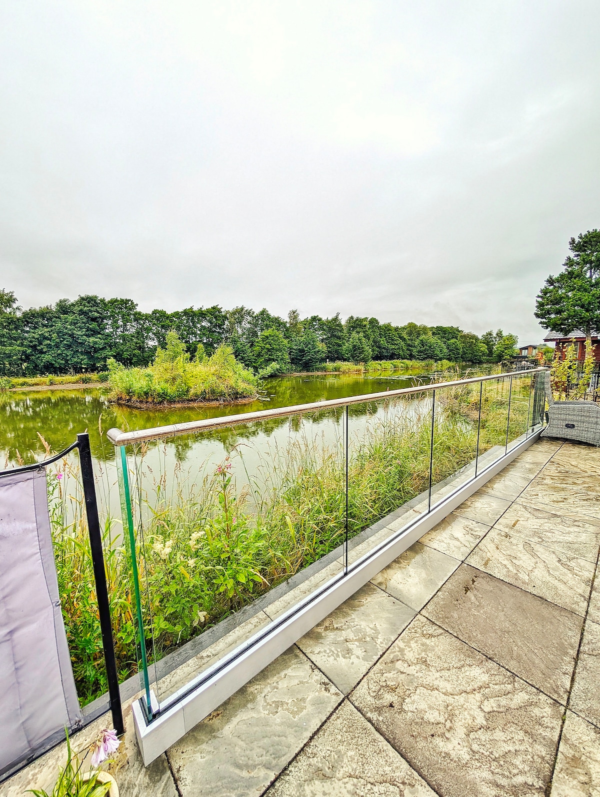 Lakeside Lodge Retreat + Roof Deck | - 6+ nights
