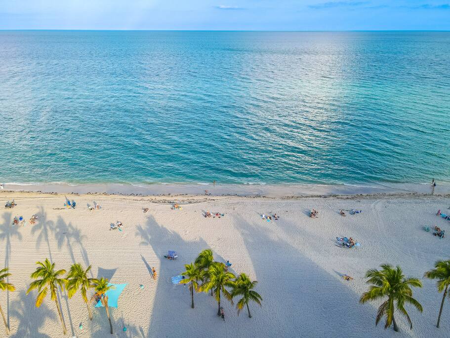 amazing-1bed-on-hollywood-beach-boardwalk-w-pool/