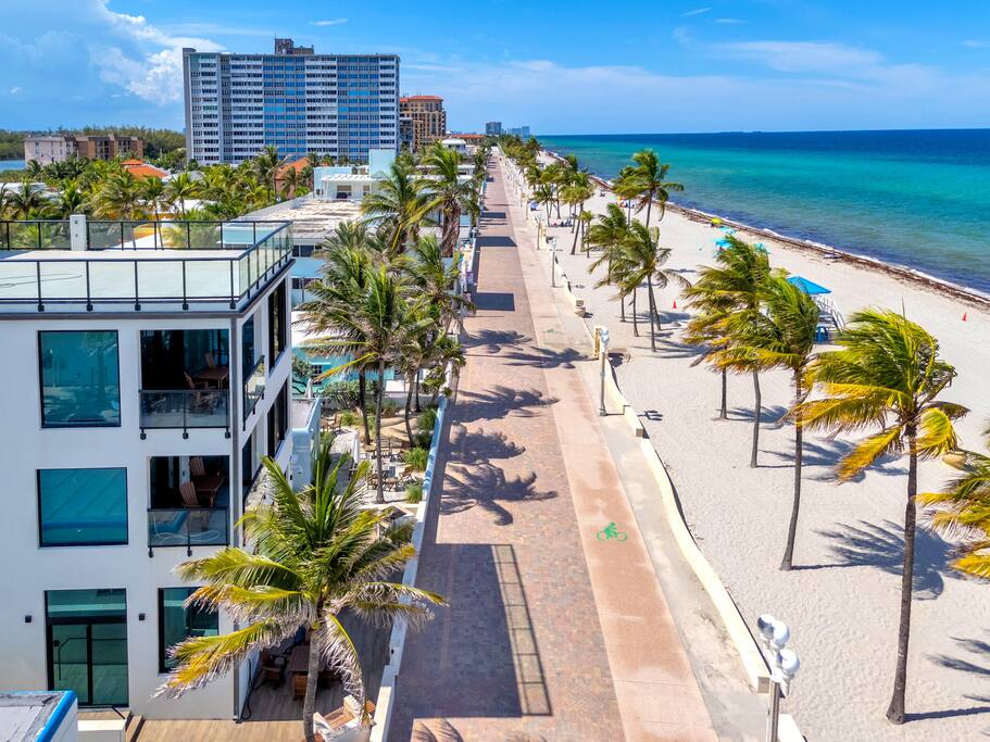 amazing-1bed-on-hollywood-beach-boardwalk-w-pool/