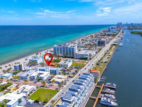 Amazing 1bed on Hollywood Beach Boardwalk W/ Pool