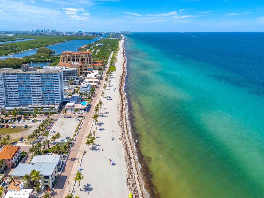 amazing-1bed-on-hollywood-beach-boardwalk-w-pool/