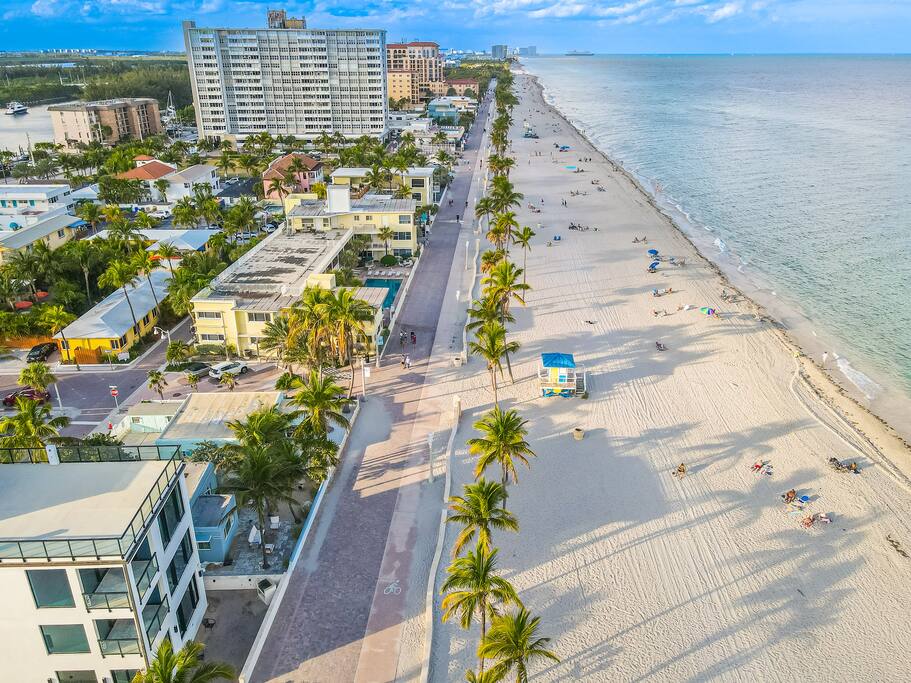 amazing-1bed-on-hollywood-beach-boardwalk-w-pool/